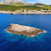 Sa Mitjana Ein rauer Fels zwischen der Cala es Terrier und Sa Dragonera