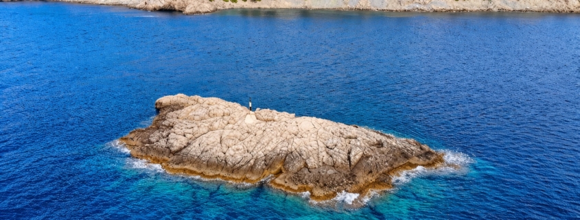 Sa Mitjana Ein rauer Fels zwischen der Cala es Terrier und Sa Dragonera