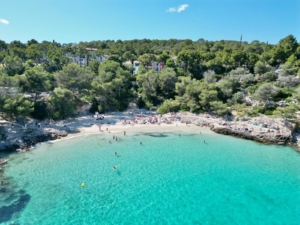 Azurblaues Wasser an der Cala Comtesa