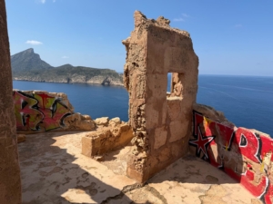 Torre und Ausblick zur Dragonera
