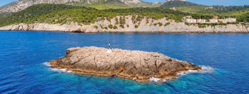 Sa Mitjana, kleine Insel von der Cala Es Terrer auf Mallorca