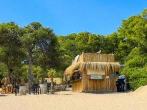 Chiringuito-Strandbar-Cala Falco
