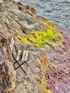 Der Stuhl in der Cala Llombards