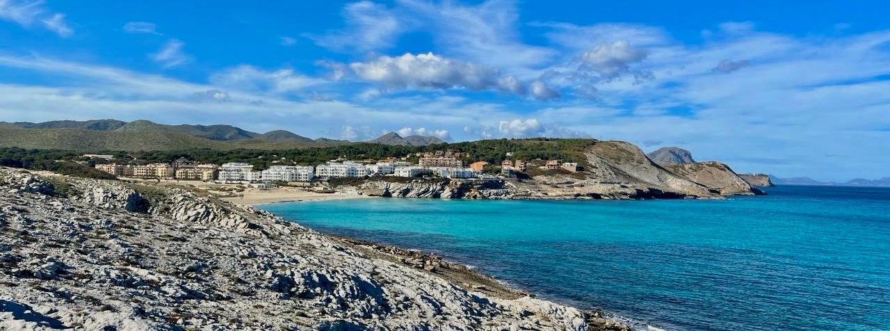Blick von Osten in die Cala Mesquida