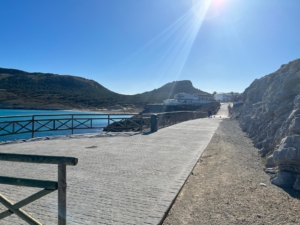 Promenade an der Cala Mesquida im Winter