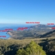 Blick vom Cap Ferrutx in den Naturpark Peninsula de Llevant mit Beschriftung der Badebuchten