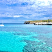 Azurblaues Wasser in der Cala Mondragó