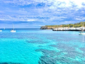 Azurblaues Wasser in der Cala Mondragó