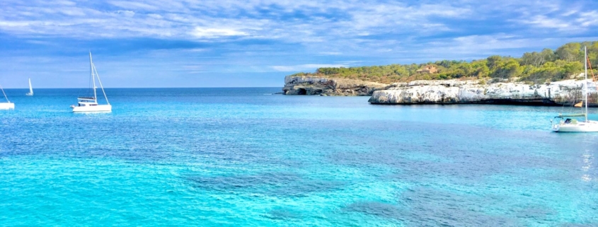 Azurblaues Wasser in der Cala Mondragó