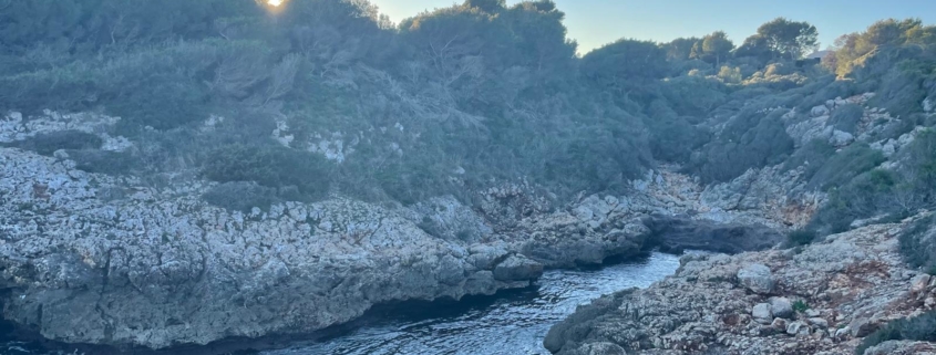 Cala Murta bei Sonnenuntergang