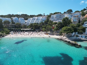 Azurblaues Wasser an der Platja de Illetes