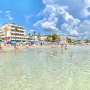 Playa Palmira - Hauptstrand von Paguera, Mallorca im August 2026