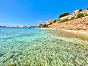 Kristallklares Wasser am Strand von Portals Nous