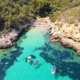 Azurblaues Wasser und Naturstrand